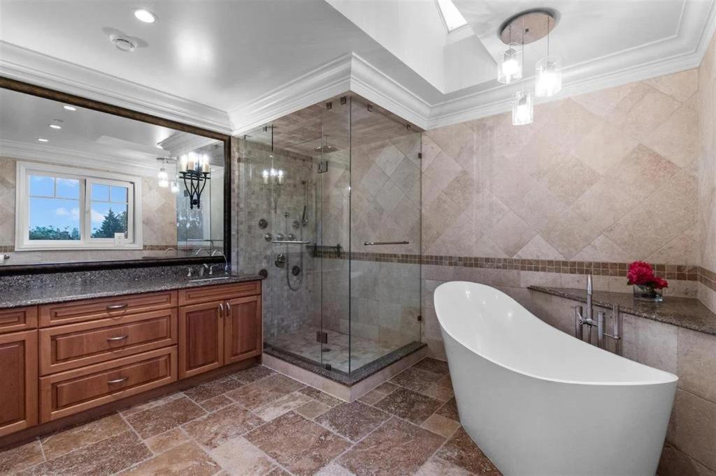 Spacious Cozy House In Vancouver West エクステリア 写真